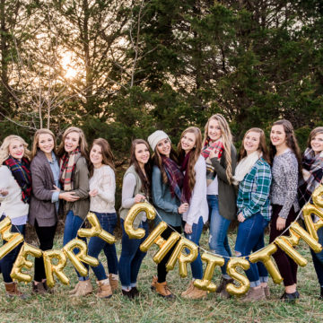 Senior-Model-Styled-Christmas-Session-Class-of-2018-Model-Team-Vintage-Truck-Morgan-Lee-Photography-Senior-Photographer-